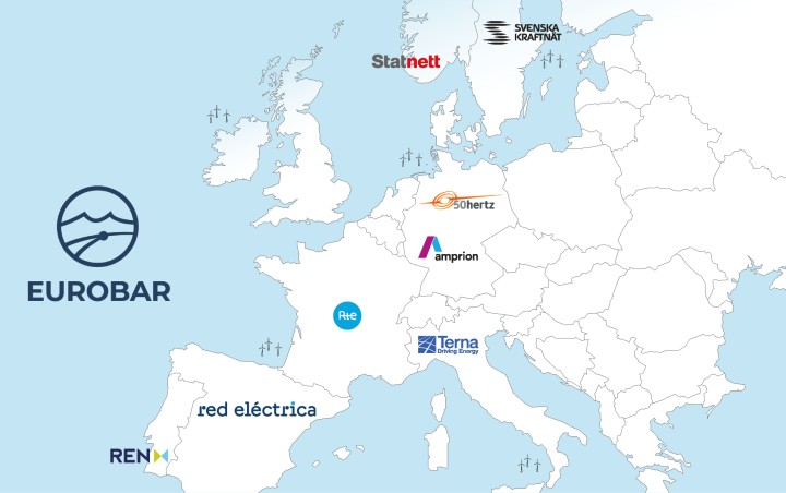 Europakarte mit den Unternehmenslogos der Übertragungsnetzbetreiber in der Eurobar-Initiative: 50Hertz, Amprion, Red eléctrica, REN, RTE, Statnett, Svenska Kraftnät und Terna.