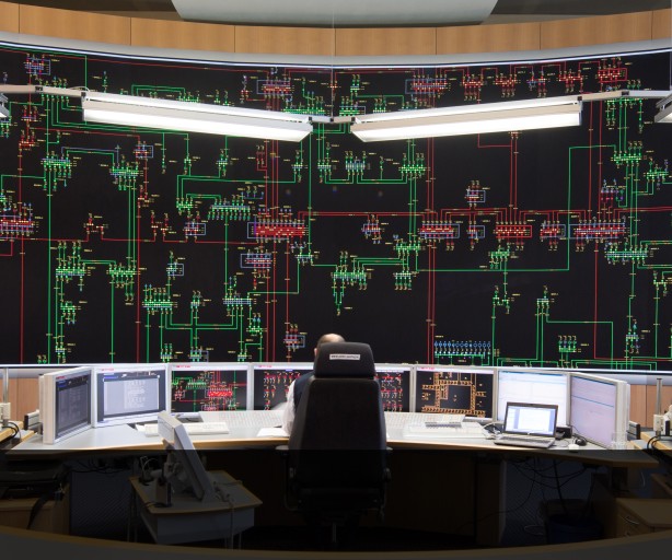 Es folgt eine Bildbeschreibung
Das Foto im Querformat stammt aus der Systemführung und  zeigt eines der wichtigsten Arbeitsmittel der Systemführung/Netzführung: das 18 Meter breite und sechs Meter hohe Rückmeldebild.
Ende der Bildbeschreibung