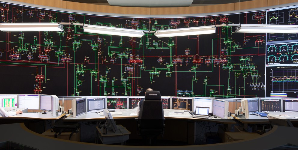 Es folgt eine Bildbeschreibung
Das Foto im Querformat stammt aus der Systemführung und  zeigt eines der wichtigsten Arbeitsmittel der Systemführung/Netzführung: das 18 Meter breite und sechs Meter hohe Rückmeldebild.
Ende der Bildbeschreibung