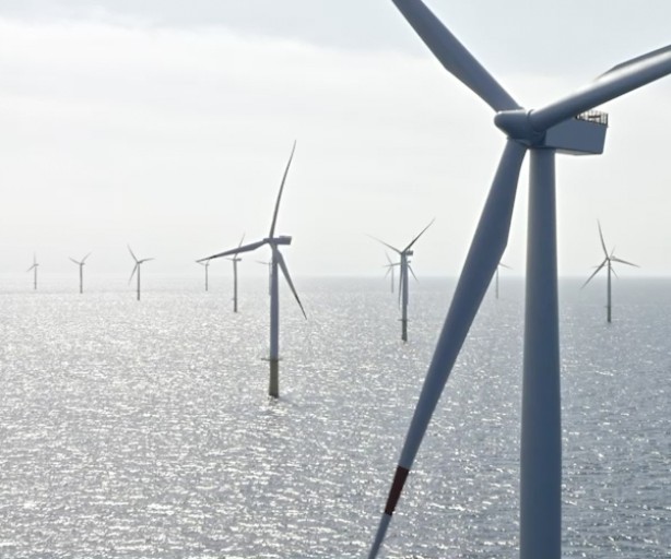 Offshore-Windpark mit Windrädern in der Nordsee