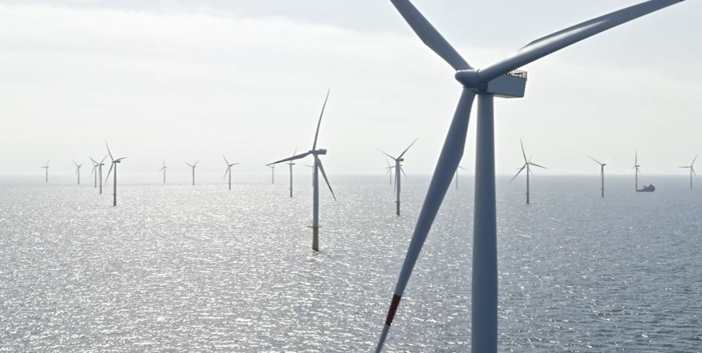 Offshore-Windpark mit Windrädern in der Nordsee