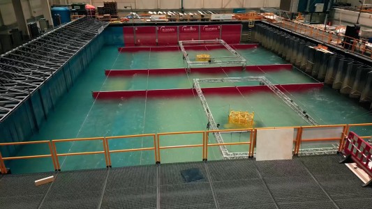 Kolktest: Stahlelemente in einem großen Wasserbecken in einem Labor.
