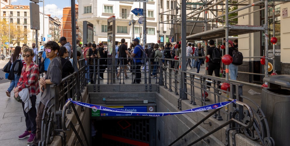 Eingang zur U-Bahn-Station Plaza de España in Madrid mit wartenden Menschen während eines Stromausfalls
