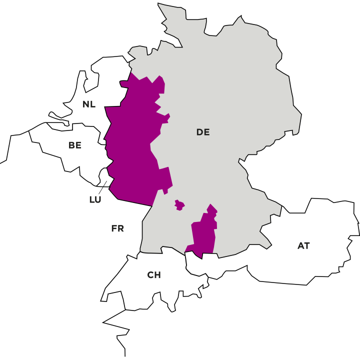 Auf dem Bild ist eine vereinfachte Landkarte zu sehen, die Deutschland (DE) und angrenzende Länder darstellt: die Niederlande (NL), Belgien (BE), Luxemburg (LU), Frankreich (FR), die Schweiz (CH) und Österreich (AT).
Die Karte von Deutschland ist in drei Teile unterteilt: ein großer grauer Bereich, der den Großteil des Landes ausmacht, und zwei violett eingefärbte Gebiete. Eines der violetten Gebiete erstreckt sich als langer Streifen von Nordrhein-Westfalen bis Rheinland-Pfalz und grenzt an die Niederlande, Belgien, Luxemburg und Frankreich. Das zweite, kleinere violette Gebiet befindet sich im Süden, an der Grenze zur Schweiz und zu Österreich.
Entlang der Grenzen des violetten Streifens zu den Nachbarländern sind fünf blaue Kreissymbole mit zwei nach oben und unten zeigenden Pfeilen platziert, die eine Verbindung andeuten. Zwei dieser Symbole liegen an der Grenze zu den Niederlanden, eines zu Belgien, eines zu Luxemburg und eines zu Frankreich. Ein weiteres solches Symbol befindet sich an der südlichen violetten Grenze zur Schweiz.