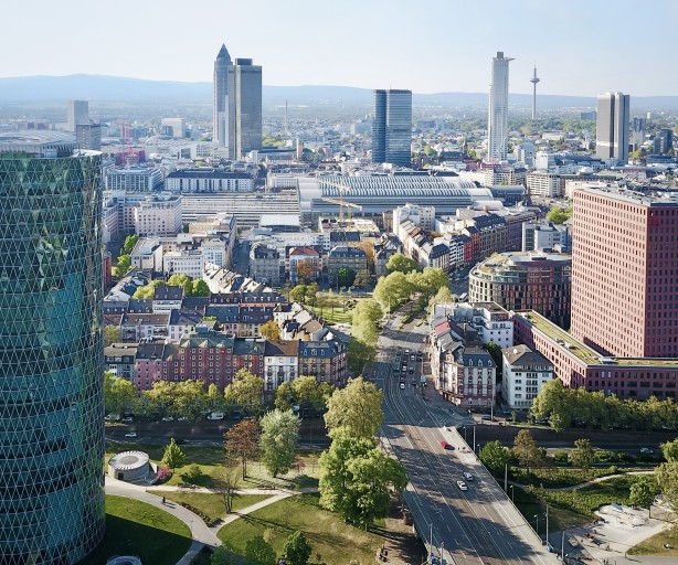 Frankfurter Skyline mit Hochhäusern aus der Vogelperspektive.