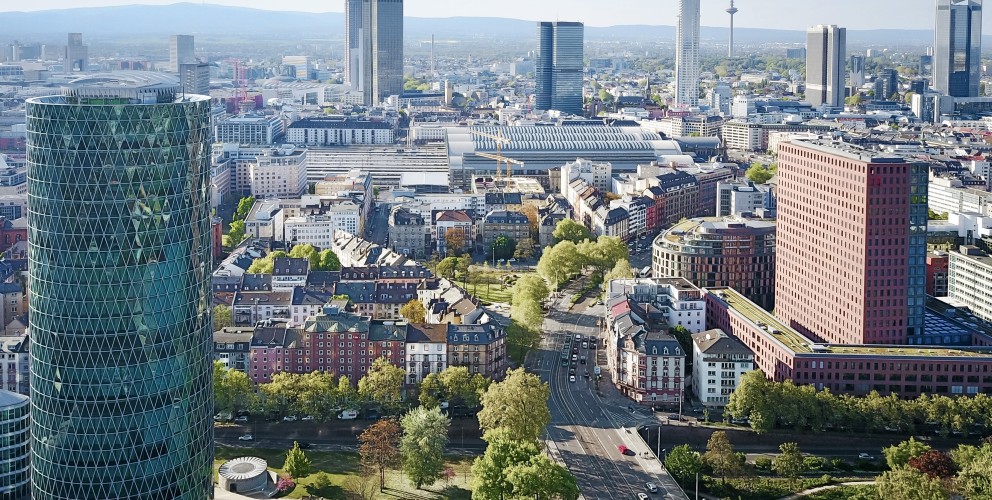 Frankfurter Skyline mit Hochhäusern aus der Vogelperspektive.